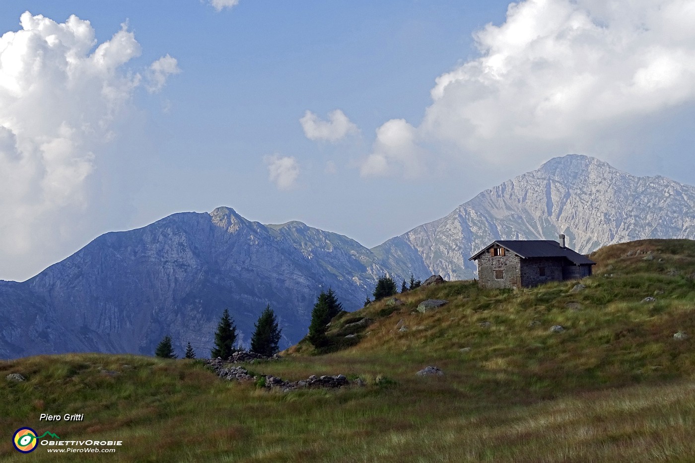 21 Baita di Monte Campo (1878 m) con Vetro, Vindiolo, Il Pizzo.JPG -                                